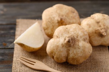 Taze jicama ya da yer elması fasulyesi, Jicama çiğ ya da pişmiş yenebilir, tadı çıtır çıtır, sulu, nemli ve biraz tatlı.