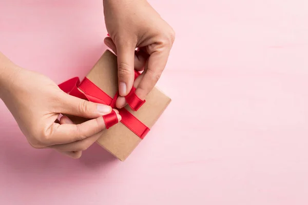 Caja Regalo Papel Decorada Con Cinta Roja Por Mano Mujer — Foto de Stock