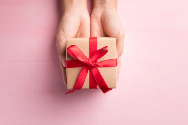 Caja Regalo Papel Con Cinta Roja Sosteniendo Mano Sobre Fondo — Foto de Stock