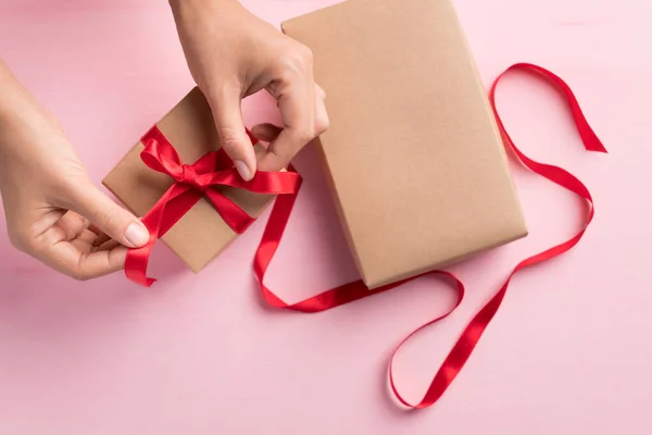 Caja Regalo Papel Decorada Con Cinta Roja Por Mano Mujer — Foto de Stock