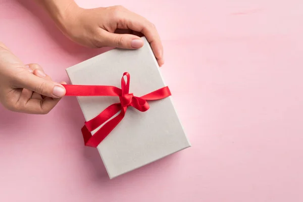 Caja Regalo Papel Decorada Con Cinta Roja Por Mano Mujer — Foto de Stock