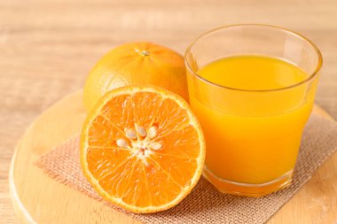 Taze Bal Murcott portakal suyu ve ahşap arka planda meyve suyu, sağlıklı içecek.