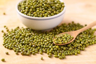 Kavanozda fasulye ve tahta arka planda kaşık.