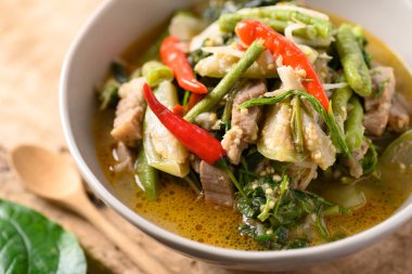 Kuzey Tayland yemekleri (Kaeng Khae), domuz etli baharatlı köri çorbası ve yerel sebze ve otlarla karıştırılmış ana malzemeler betel yaprağıdır.