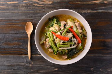 Kuzey Tayland yemekleri (Kaeng Khae), domuz etli baharatlı köri çorbası ve yerel sebze ve otlarla karıştırılmış ana malzemeler betel yaprağıdır.