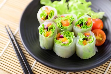 Renkli taze sebzeler salata böreği, sağlıklı vejetaryen yemeği.