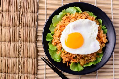 Kimchi pilavı, yumurta, Kore yemeği, Top View.