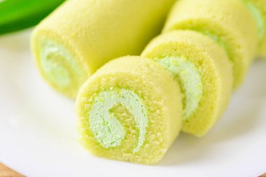 Pandan pastası beyaz tabakta