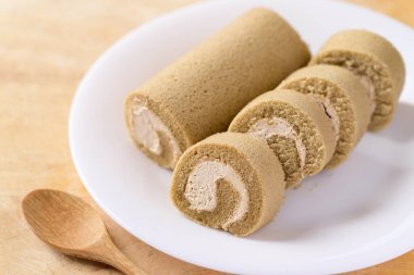 Kahveli kek, kaşıkla yenmeye hazır.