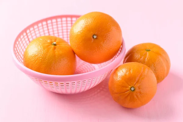 Miel Fresca Murcott Fruta Naranja Una Canasta Sobre Fondo Rosa — Foto de Stock