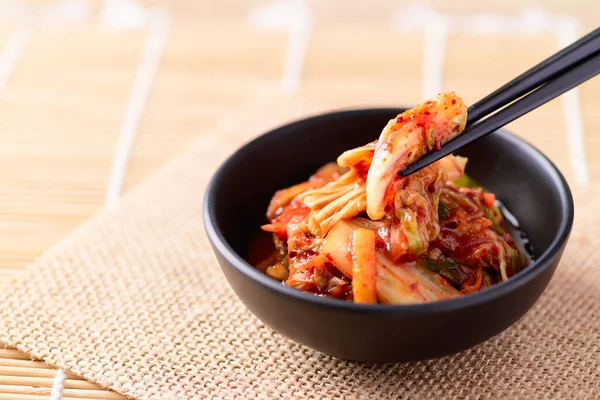 Makanan Korea Kubis Kimchi Dalam Mangkuk Makan Dengan Sumpit — Stok Foto