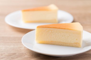 Beyaz tabakta vanilyalı cheesecake dilimi