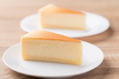 Beyaz tabakta vanilyalı cheesecake dilimi