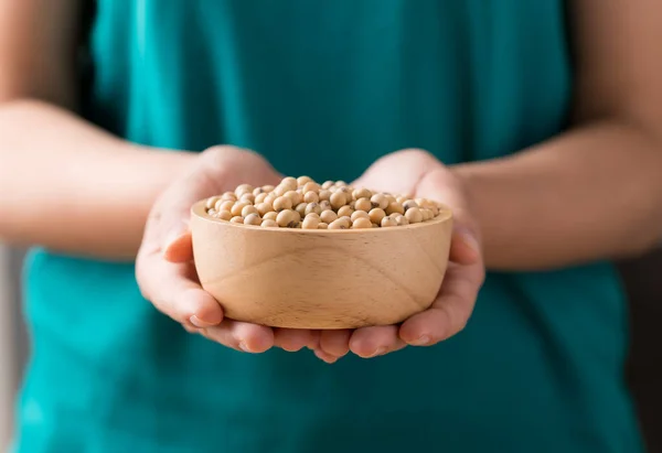 Sojabonen Een Kom Met Hand — Stockfoto