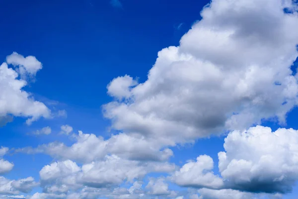 Blå Himmel Med Moln Dag Sommarsäsong Natur Bakgrund — Stockfoto