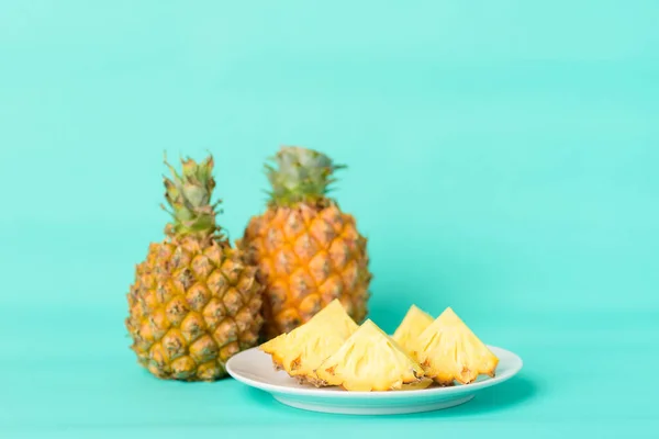 Vers Ananas Fruit Pastelgroene Ondergrond Tropisch Fruit — Stockfoto