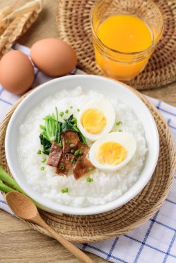 Asya kahvaltısı, haşlanmış yumurtalı pirinç çorbası ızgara mantar ve kâsede ıspanak.