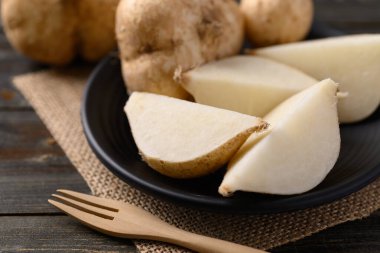 Dilimlenmiş jicama ya da yer elması, Jicama çiğ ya da pişmiş yenebilir, tadı çıtır çıtır, sulu, nemli ve biraz tatlı.