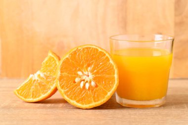 Taze Bal Murcott portakal suyu ve ahşap arka planda meyve suyu, sağlıklı içecek.