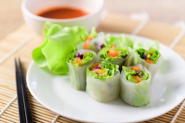 Renkli taze sebzeler salata böreği, sağlıklı vejetaryen yemeği.