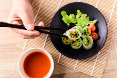Renkli taze sebze salatası, baharatlı börek, acılı sos, sağlıklı vegan yemeği.