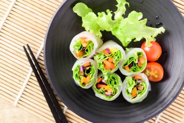 Renkli taze sebzeler salata böreği, sağlıklı vejetaryen yemeği.