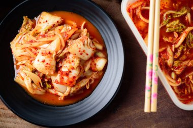 Kore yemeği, kimchi lahanası tabakta ve ahşap arka planda bowling, Top View