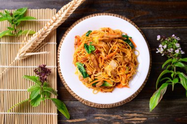 Asya yemekleri, vejetaryen, mantar ve sebzeli kızarmış şehriye.