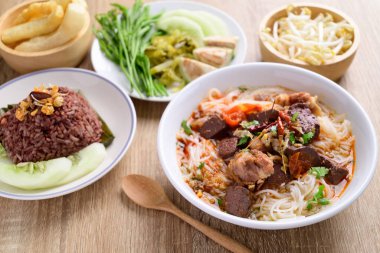 Kuzey Tayland yemekleri (Kanom Jeen Nam Ngeaw), domuz eti ve domuz kanıyla yenmiş baharatlı erişte çorbası ve taze sebze ve domuz kabuğu.