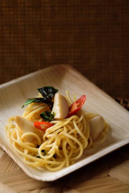 Mantarlı baharatlı spagetti, Tayland usulü, vejetaryen yemeği.