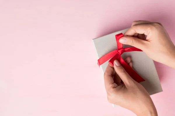 Caja Regalo Papel Decorada Con Cinta Roja Por Mano Mujer — Foto de Stock