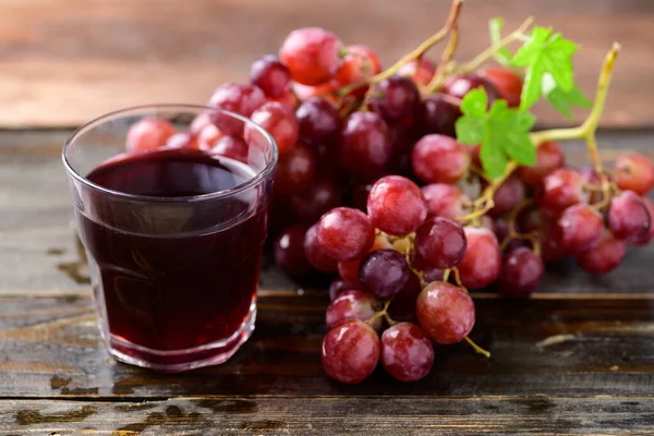 Uvas Vermelhas Frescas Frutas Suco Fundo Madeira — Fotografia de Stock