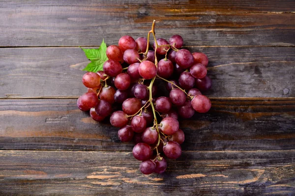 Frutas Frescas Uvas Vermelhas Fundo Madeira Vista Superior — Fotografia de Stock