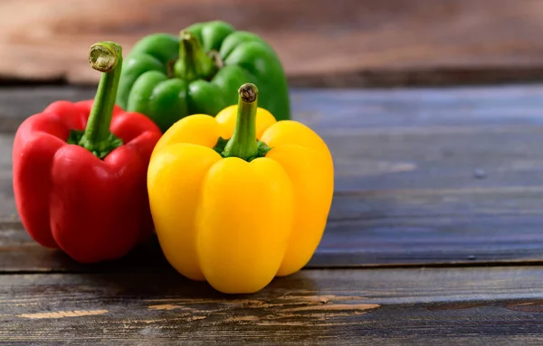 Pimientos Frescos Amarillos Rojos Verdes Sobre Fondo Madera Verduras Ecológicas — Foto de Stock