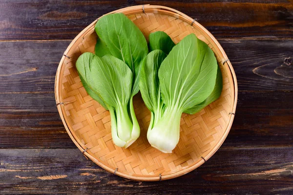 Frischer Bok Choy Oder Pak Choi Chinakohl Bambuskorb Auf Holzgrund — Stockfoto