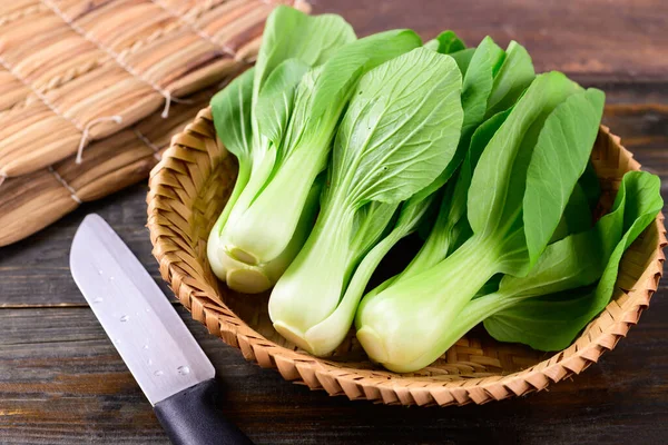 Frischer Bok Choy Oder Pak Choi Chinakohl Bambuskorb Auf Holzgrund — Stockfoto