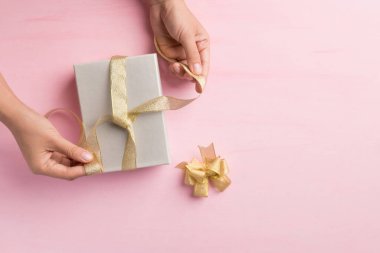 Altın kurdeleyle süslenmiş gümüş hediye kutusu, özel bir gün için hediye paketi, Top View