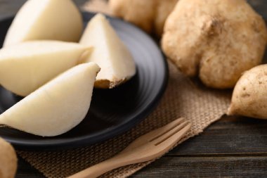 Dilimlenmiş jicama ya da yer elması, Jicama çiğ ya da pişmiş yenebilir, tadı çıtır çıtır, sulu, nemli ve biraz tatlı.