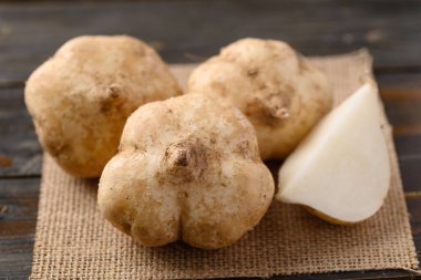 Taze jicama ya da yer elması fasulyesi, Jicama çiğ ya da pişmiş yenebilir, tadı çıtır çıtır, sulu, nemli ve biraz tatlı.