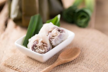 Thai tatlısı (Khanom sai sai), buğulanmış pirinç unu hindistan cevizi kreması ile karıştırılmış muz yaprağına sarılmış hindistan cevizi.