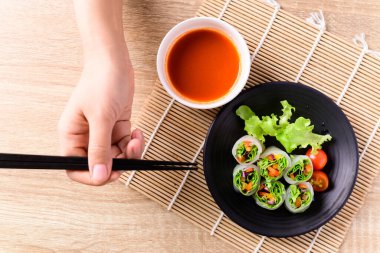 Renkli taze sebze salatası, baharatlı börek, acılı sos, sağlıklı vegan yemeği.
