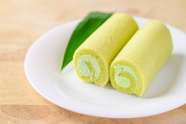 Pandan pastası ve beyaz tabak üzerinde pandan yaprağı.