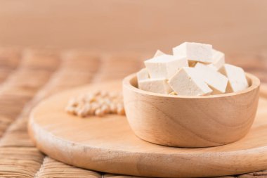 Tahta bir kasede taze soya peyniri pişirmeye hazır ol, Asya vejetaryen yemeği.