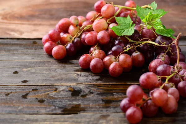 Frutas Frescas Uvas Vermelhas Fundo Madeira — Fotografia de Stock