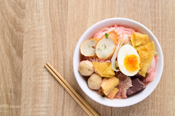 Ταϊλανδέζικο Φαγητό Yen Σούπα Από Χυλοπίτες Ρυζιού Κόκκινη Σάλτσα Και — Φωτογραφία Αρχείου