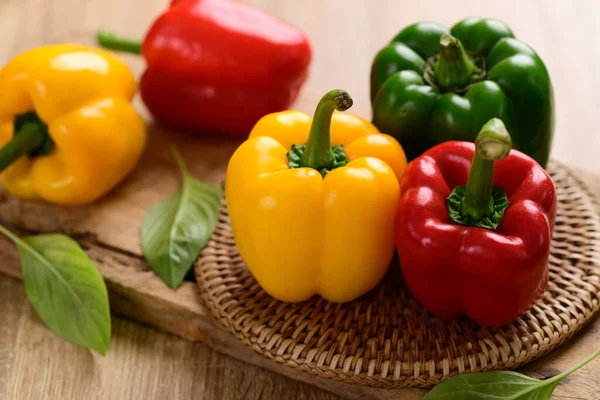 Pimentos Sino Amarelos Vermelhos Verdes Frescos Sobre Fundo Madeira Vegetais — Fotografia de Stock