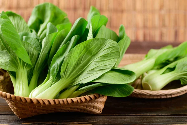 Frischer Bok Choy Oder Pak Choi Chinakohl Bambuskorb Auf Holzgrund — Stockfoto