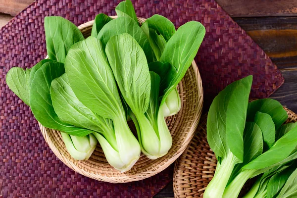 Frischer Bok Choy Oder Pak Choi Chinakohl Bambuskorb Auf Holzgrund — Stockfoto