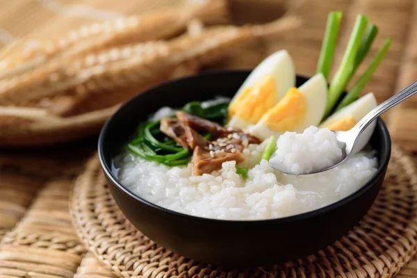 Makanan Sarapan Asia Sup Nasi Dengan Telur Rebus Jamur Panggang — Stok Foto