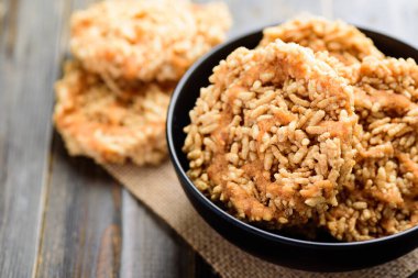 Yerel Tayland çerezi (Khao Tan Nam Tangmo), karpuz suyu ve baston şekerli kızarmış tatlı pirinç